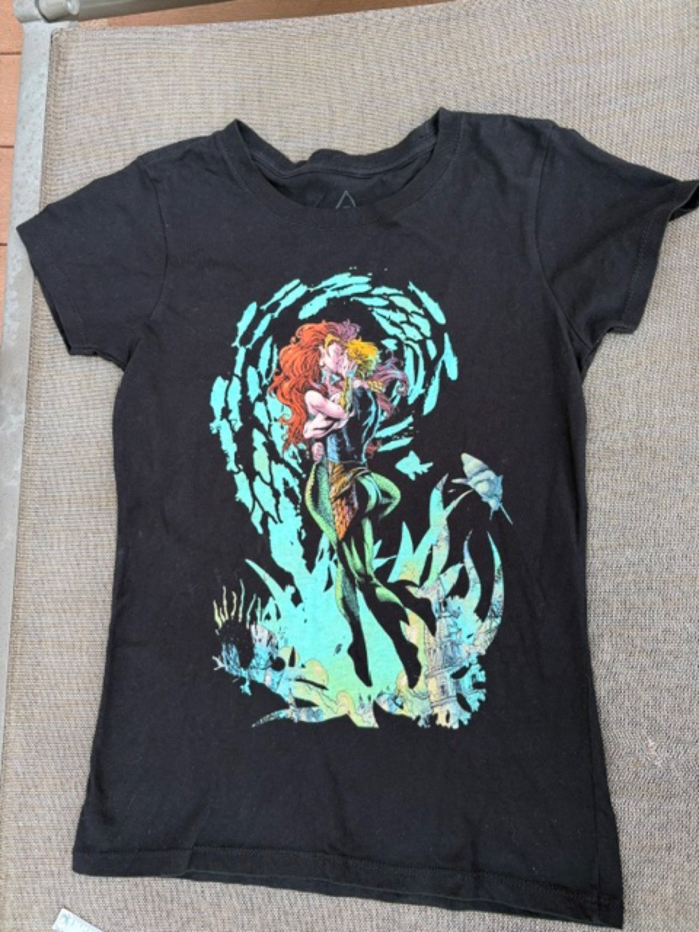 DC Comics Aquaman + Mera Kissing Graphic Tee excellent condition women's size XS